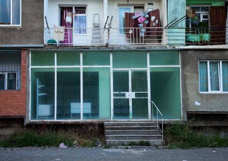 GEORGIA: Boligblokk i Gori. Foto: Hans Aage
