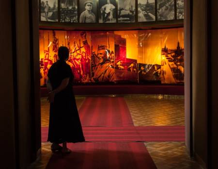 PASSES PÅ: Museumsvakt på Stalinmuseet. Foto: Hans Aage