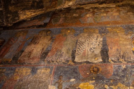 KIRKE: Inne i hulebyen. Foto: Hans Aage
