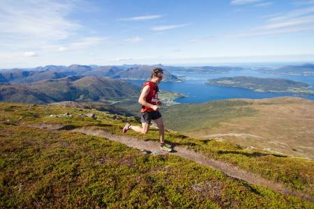 FJELLØP I TORVIKBUKT: Torvikbukt 6 topper er et årlig terrengløp på Nordmøre. Årets løp går av stabelen lørdag 14. september. Foto: Torvikbukt Idrettslag og Fjellhauselag