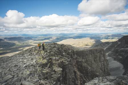 LOKKER OG DRAR: Rondane har vært en magnet på fjellvandrere, kunstnere og andre svermere siden nasjonalromantikerne oppdaget herligheten på 1800-tallet. I dag har toppturer gitt besøket nok et bratt løft. Foto: Maria K. Kleiven