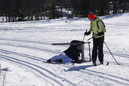 Alberto Perez Arroyo (ES) begynte å gå på ski i desember og trenger skilator for å finne balansen. Mar Oostermeijer Prat (NL) har vært en god støtte for medeleven, og finner mye inspirasjon i å gå på ski med «Ridder-gjengen» fra UWC.
