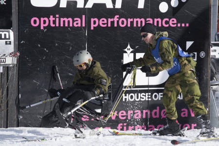 Alberto Perez Arroyo (ES) begynte å gå på ski i desember og trenger skilator for å finne balansen. Mar Oostermeijer Prat (NL) har vært en god støtte for medeleven, og finner mye inspirasjon i å gå på ski med «Ridder-gjengen» fra UWC.