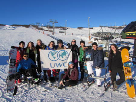 UWC liker å utfordre det umulige. Bak fra venstre: Edwin Uriel Gonzalez Cornejo (NI ), Mar Oostermeijer Prat (NL), Ulrikke Larsen (DK), Emma du Marchie Sarvaas (NL), Elias Rodriguez (AR), Solveig Vanniez- Salvesen (NO), Yerson Fabian Castellanos (CO), Alberto Perez Arroyo (ES ), Hayley Ali (UK), Melvin Cornejo Gomez (SV) og Tonje Kirkebøen Slettemo (NO) i front.