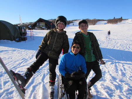 Elias Rodriguez (AR), Melvin Cornejo Gomez (SV) og Yerson Fabian Castellanos (CO) smiler bredt etter en flott dag i Beitostølen skisenter. I bakgrunnen: Alberto Perez Arroyo (ES ).