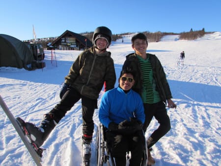 Elias Rodriguez (AR), Melvin Cornejo Gomez (SV) og Yerson Fabian Castellanos (CO) smiler bredt etter en flott dag i Beitostølen skisenter. I bakgrunnen: Alberto Perez Arroyo (ES ).