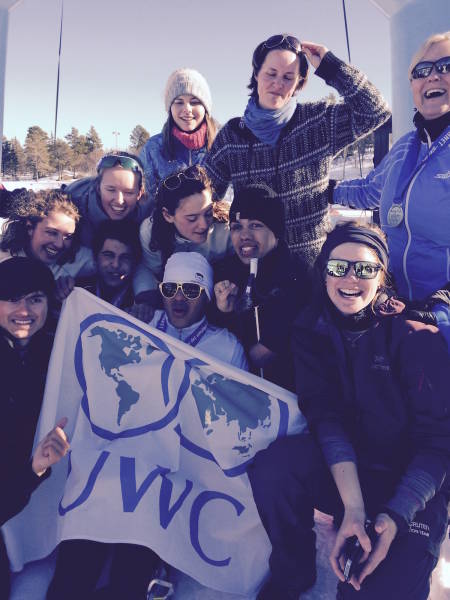 Melvin Cornejo Gomez (SV) har gjennomført 20 km på ski og får Ridderrennets beste heiarop når han kommer i mål. Her sammen med UWC-gjengen og kulturminister Thorhild Widvey.