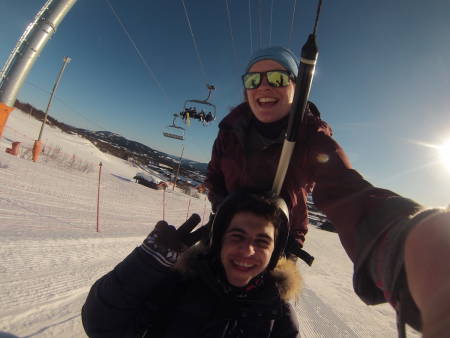 Tonje Kirkebøen Slettemo (NO) tar selfie i skiheisen samme med Alberto Perez Arroyo (ES).