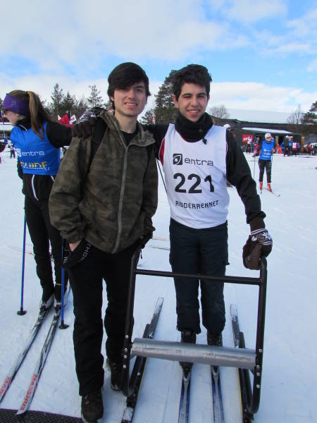 Elias Rodríguez (AR) og Alberto Perez Arroyo (ES) like før starten på 10 km langrennskonkurransen.