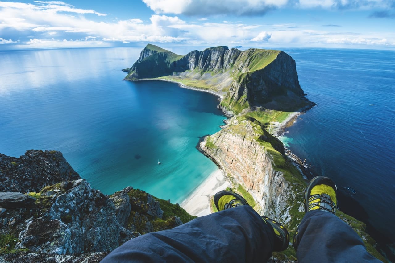 HÅEN: Den fraflyttede fuglefangerbygda Måstad sett fra toppen av Håen på Værøy. Foto: Jon Olav Larsen