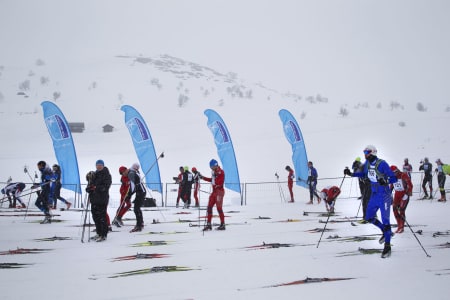VIND I FLAGGENE: Snø, men medvind i startområdet.