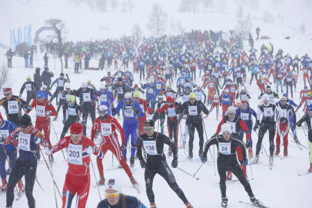 STARTEN GÅR: Ut av snøværet kommer mer enn tusen skiløpere.