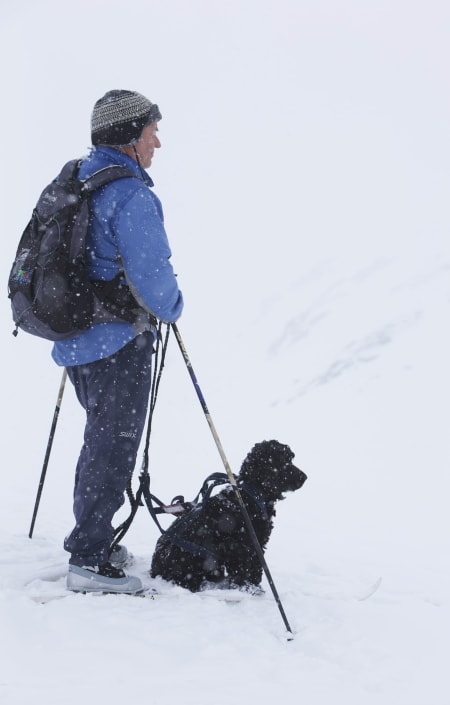 HVOR ER DE? Ikke lett å få øye på skiløperne i snødrevet.