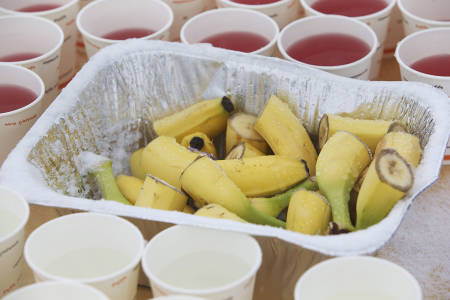 TEMPERERT DRIKKE OG BANAN: Nedkjølt av kong vinter.