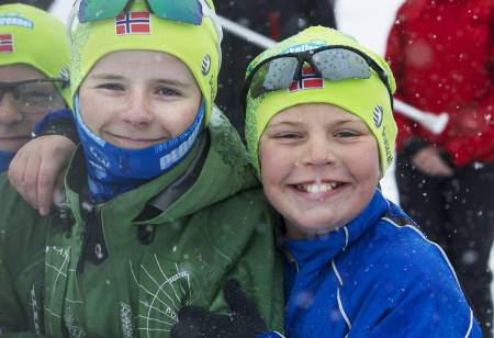 TO GLADE TILSKUERE: Haukelirennet ble arrangert for 6.gang og er blitt et aldri så lite 17de mai i fjellet.