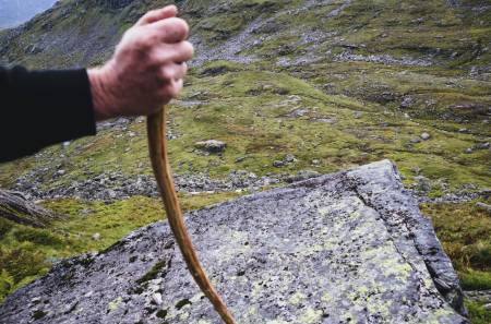 OVER STOKK OG STEIN: Der nede er dei. No gjeld det å vere lur. Ikkje stresse, ikkje jage, snakke fint og mjukt. «Kome då sauen, vi skal heim atte no».