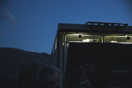HEIM ATT: Dyretransportbilen kjem for å ta med seg sauene som skal til Jølster, og med det er ei helg i fjellet er over. Eit uvisst tal brusboksar er tømt og fårikål fortært. Kroppen er sliten. Stemninga god. No er det berre eitt år til neste gong.