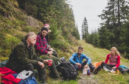 BRUS PÅ BOKS: Etter fleire timar opp og ned og bort og vekk, og godsnakk med sauene, er nesten alle nede frå fjellet. Dermed er det tid for ein pust i bakken og påfyll av energi. Det er ikkje ofte Åge Støfring drikk brus, men under sauesankinga må det til. Eit sikkert teikn på at sauesankinga nærmar seg, er at kjølen i huset til familien Støfring fyllast opp med brus på boks.