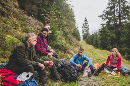BRUS PÅ BOKS: Etter fleire timar opp og ned og bort og vekk, og godsnakk med sauene, er nesten alle nede frå fjellet. Dermed er det tid for ein pust i bakken og påfyll av energi. Det er ikkje ofte Åge Støfring drikk brus, men under sauesankinga må det til. Eit sikkert teikn på at sauesankinga nærmar seg, er at kjølen i huset til familien Støfring fyllast opp med brus på boks.