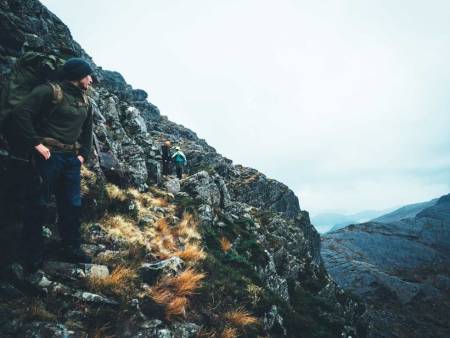 HENGEKØETUR I FLORØ: Selv merkede turstier kan by på utfordringer. Turen ned fra skaret til Børevatnet krevde ekstra konsentrasjon for å komme helskinnet frem. Foto Morten Risberg