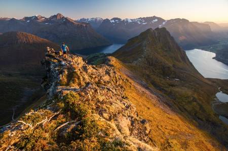 Cover på UTE 102, med starten av Hjørundfordegga i bakgrunnen. Foto: Håvard Myklebust