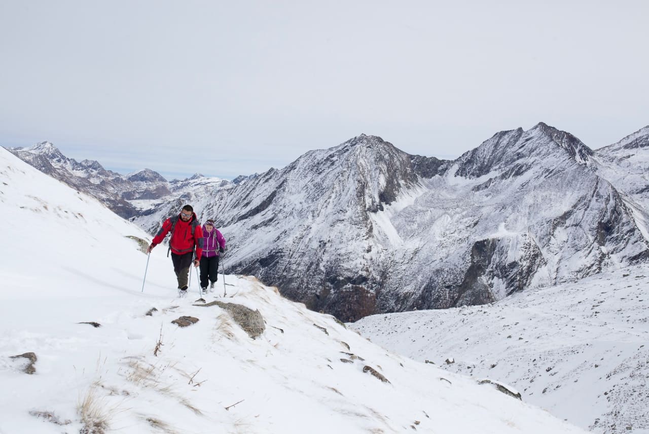 GRAN PARADISO: I de timene vi er over 2000 meter føles det som skikkelig vinter. Vinden biter i kinna og vi vasser i snø til over knærne.