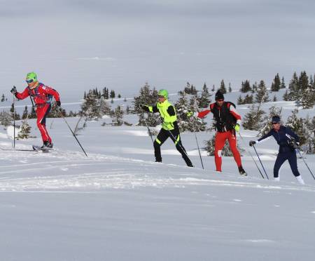 LETT DRIV: Juniorløpere i fin stil på Sjusjøen. Foto: Øyvind Wold