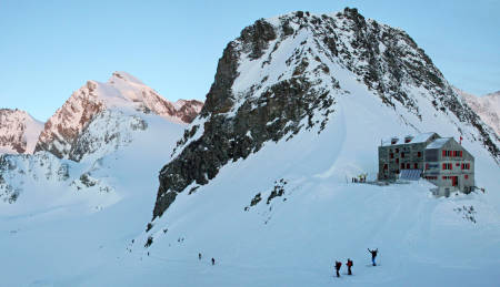 BRITANNIAHÛTTE: Rundt trivelige og travle Britanniahütte er det mange populære turmål over 4000 meter, deriblant Strahlhorn (4190 moh.), Allaninhorn (4027 moh.) og Alphubel (4206 moh). Antall senger: 134.
