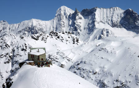 DIX (2928 moh): Cabane de Dic ligger flott til på knausen sin, med stor terrasse, god mat og utsikt mot heftig alpelandskap. La Luette og Mont Blanc du Cheilon er populære dagsturmål fra Dix-hytten. Herfra er det relativt kort vei over Pas de Chévres til tettstedet Arolla. Antall sengeplasser: 115. Foto: Bjørn Lytskjold