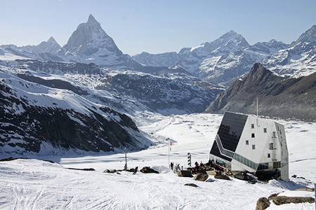 MONTE ROSA-HÜTTE (2883 moh): Få fjellhytter kan måle seg med denne. Topp moderne hytte skapt for å ligge værfast over tid. Et godt utgangspunkt for folk som skal til Dufourspitze (4634 moh), det høyeste fjellet i Sveits. Antall senger: 120