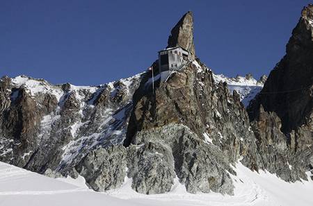 Cabane de Bertol: Hytta klorer seg fast på en gigantisk fjellhammer med en lang stålstige som eneste ankomst. Antall sengeplasser: 80. Foto: Bjørn Lytskjold