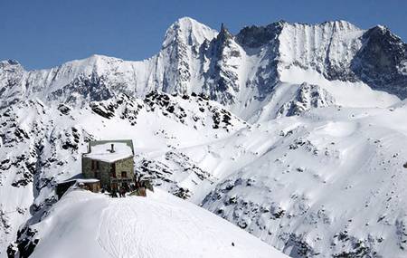 DIX: Cabane de Dix ligger flott til på knausen sin, med stor terrasse, god mat og utsikt med heftige fjell. La Luette og Mont Blanc de Cheilon er populære dagsturmål fra Dix-hytten. Antall senger: 115. Foto: Bjørn Lytskjold