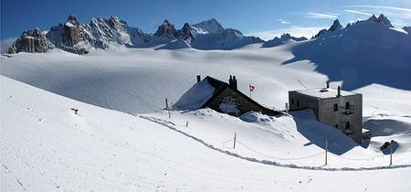 TRIENT: Cabane du Trient ligger på 3170 meter over havet og byr på det meste. Storslått utsyn over åpent bre- og fjellandskap, drømmeterrasse og en snedig miks av ny og gammel arkitektur. I området er det mange flotte turmål. Antall senger: 128. Foto: Bjørn Lytskjold