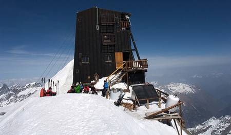 MARGHERITA: Makeløse italienske Rifugio Capanna Margherita på toppen av Signalkuppe/Punta Gnifetti (4554 moh.). Herfra er det omtrent 3000 høydemeter ned til Macugna i dalen mot øst. Opprinnelig bygget som et observatorium, nå eid og drevet av CAI (Club Alpino Italiano). Om sommeren er hytten betjent. I skitursesongen har hytten en ubetjent fløy med 12 sengeplasser. Pledd, gasskomfyr og lys.