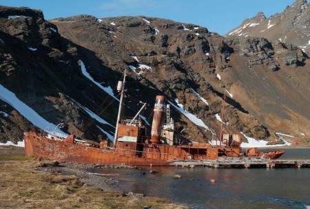 Minne fra svundne tider, en hvalfanger i Grytviken. Foto: Bjørn Riis-Johannessen