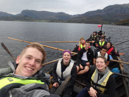 • Selfie: Framme f.v. Marijn Kuizenga (NL), Turleder Tonje Slettemo (N), Marta Ákadóttir (Færøyane), Dylan DeMarco (USA), Yeison Reyes Santos (Colombia), Ines Söderström (SF), frivillig Hayley Ali (GB), Maja Jadwiga Kabus (PL) og Melvin Cornejo Gomez (El Salvador). Foto: Marijn Kuizenga