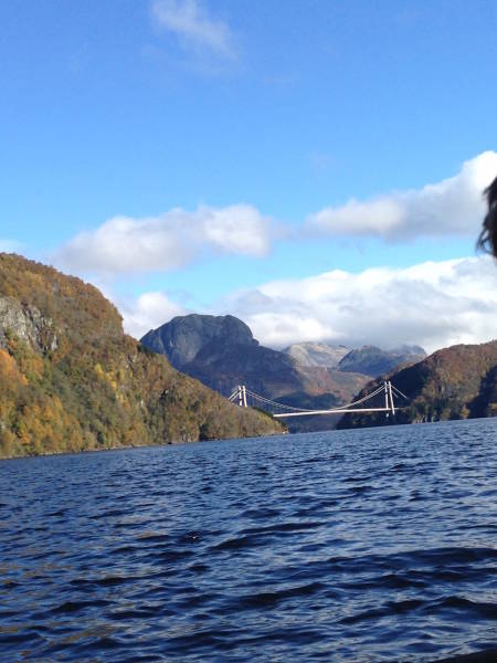 Bak Dalsbrua ligger Laukelandsfossen. Det er lite sjø som skal til før det blir relativt tungt å ro. Foto: Hayley Ali