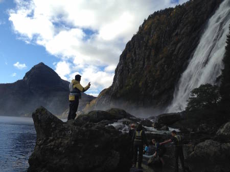 Kaffe og lunch bare ett par meter fra Laukelandsfossen. Foto: Maja Jadwiga Kabus