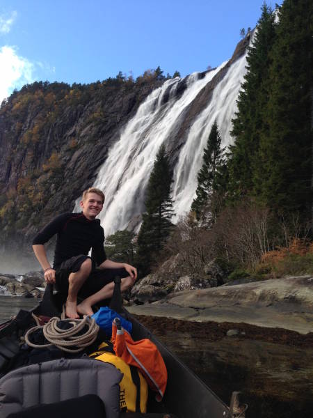 Marijn Kuizenga, Laukelandsfossen og en blå himmel. Foto: Hayley Ali