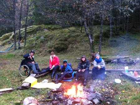 Hygge rundt bål. Foto: Hayley Ali
