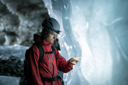 RINGSDALSGROTTA: Tarjei Byrkjeland Aasen studerer strukturane i isen. Isen er kanskje død, men den har likevel mange spennande historier å fortelje. Foto: Vegard Aasen