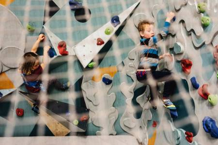 BRATT KUNST: Klatring er litt som med fingerspråk. Du klarer deg kanskje hele livet uten. Men det lille man kan, kan kanskje komme til nytte? Tiril (4) og Vetle (5,5) finner tak.