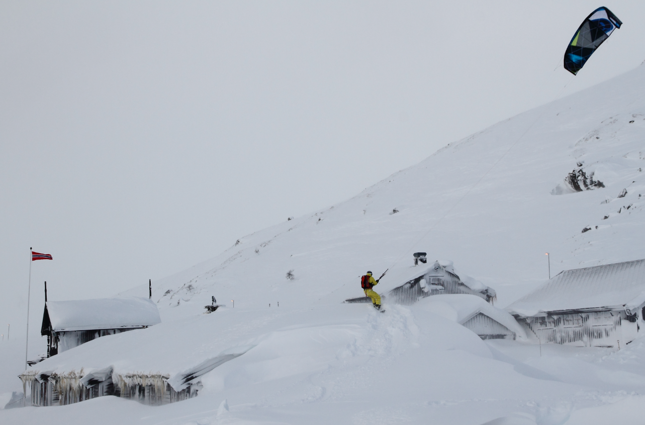 Haukeliseter er en av plassene som har snødd ned i vinter. Per Edvard Johnson kitet på taket av Haukeliseter etter det enorme snøfallet. Foto: Håkon Aarthun