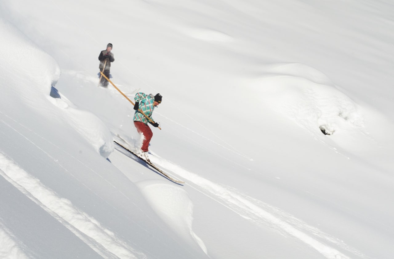 FLYVende: Tursin sørge for å få luft under skiene, mens svogeren Serik følger med i bakgrunnen. Foto: Erlend Sande