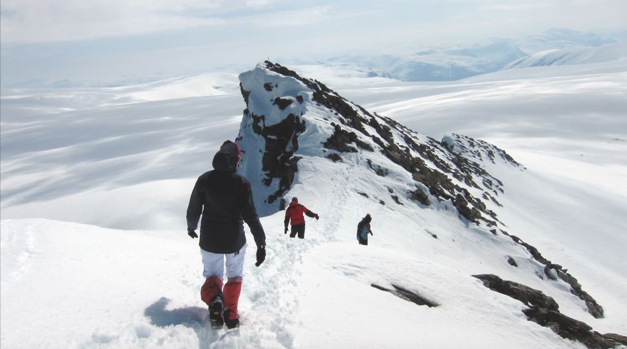 UTSIKT: Kjenndalskruna er ikke lange avstikkeren fra breen, men gir deg utsikt over fjell og dal. Foto: Karoline Aamelfot