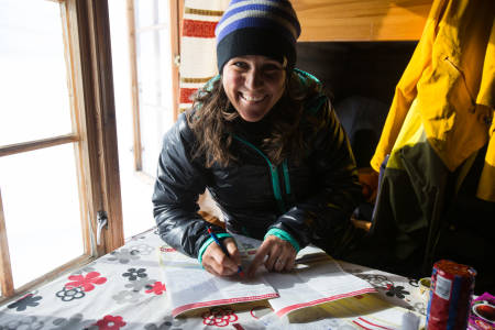 Andrea Binning gjør opp regnskap på innhogget i DNT sitt matlager på Glitterheim. Foto: Christian Nerdrum