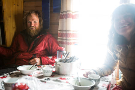 Det gikk med en del suppe gjennom to dager og netter på Glitterheim. Johan Wildhagen og kanadiske Christina Lusti. Foto: Christian Nerdrum