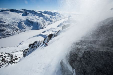 Uredd nedkjøring på utfordrende snø. Christina Lusti trekker frem gamle alpinkunnsaper på vei ned fra Besshøe. Foto: Christian Nerdrum