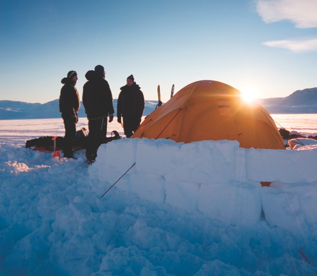 KNIRKEKALDT: Selv om sola er framme, er det ikke mye varme å hente i januar. Sørg for å isolere teltet med snø, og sjekk at teltet er skikkelig bardunert. Foto: Matti Bernitz