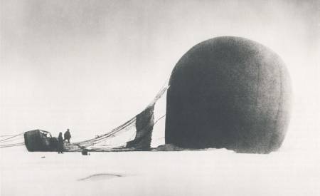 BALLONGFERDEN: S. A. Andrée og Knut Frænkel med den havarerte ballongen på pakkisen, fotografert av det tredje ekspedisjonsmedlemmet, Nils Strindberg. Den eksponerte filmen fra den mislykkede ekspedisjonen i 1897 ble funnet i 1930.
